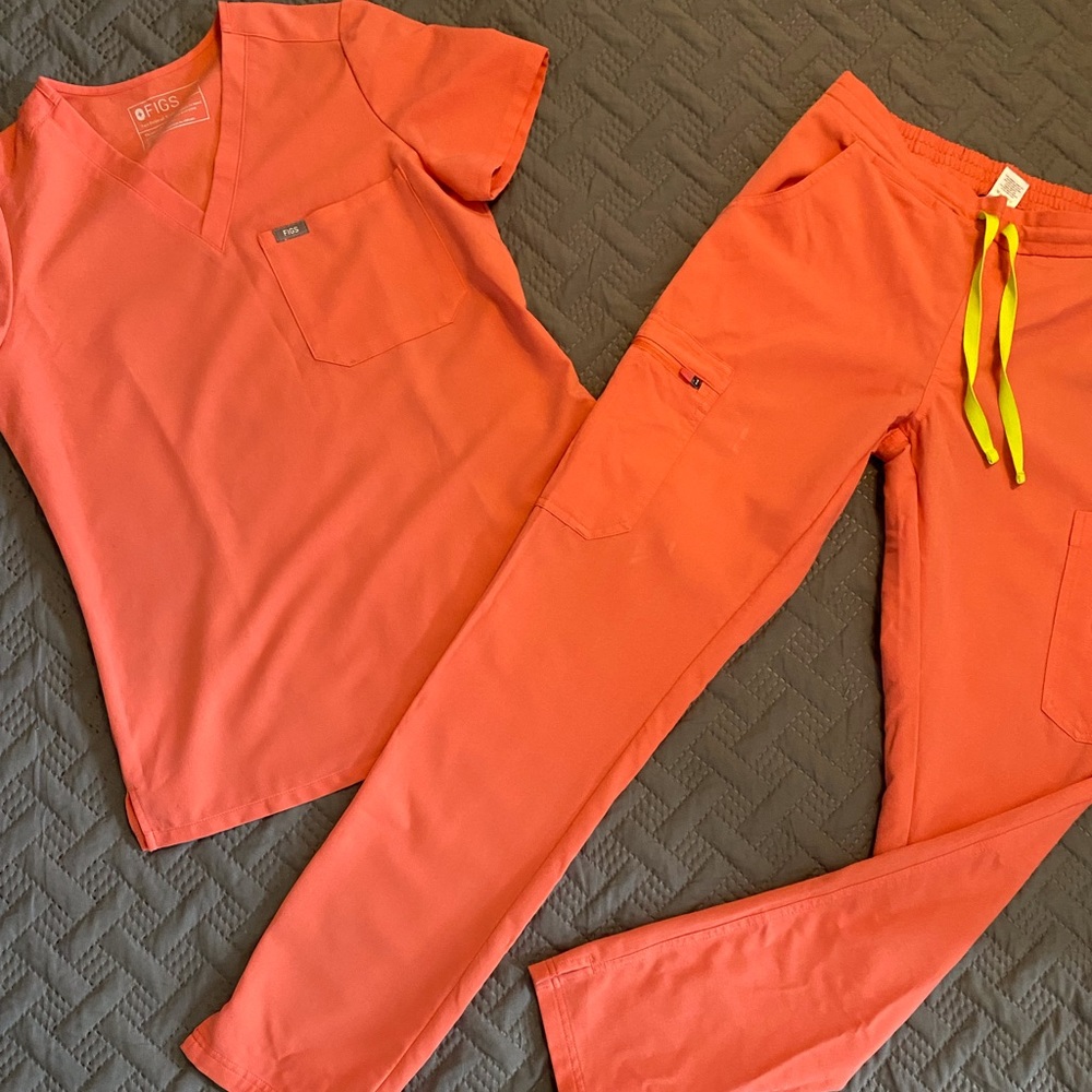 FIGS XS Coral Yola Skinny scrub pants and & XS Coral Catarina top
